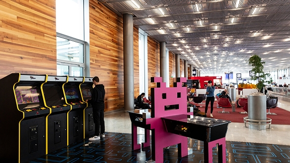 Jeux d'arcade dans le terminal de l'aéroport