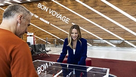 Passagers qui jouent au babyfoot