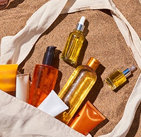 produits solaires qui sont posés sur du sable