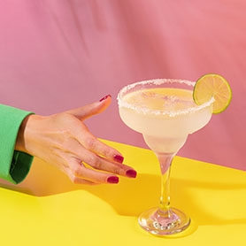 main qui prend une coupe de boisson cocktail