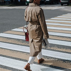 Femme qui traverse la route sur un passage piéton