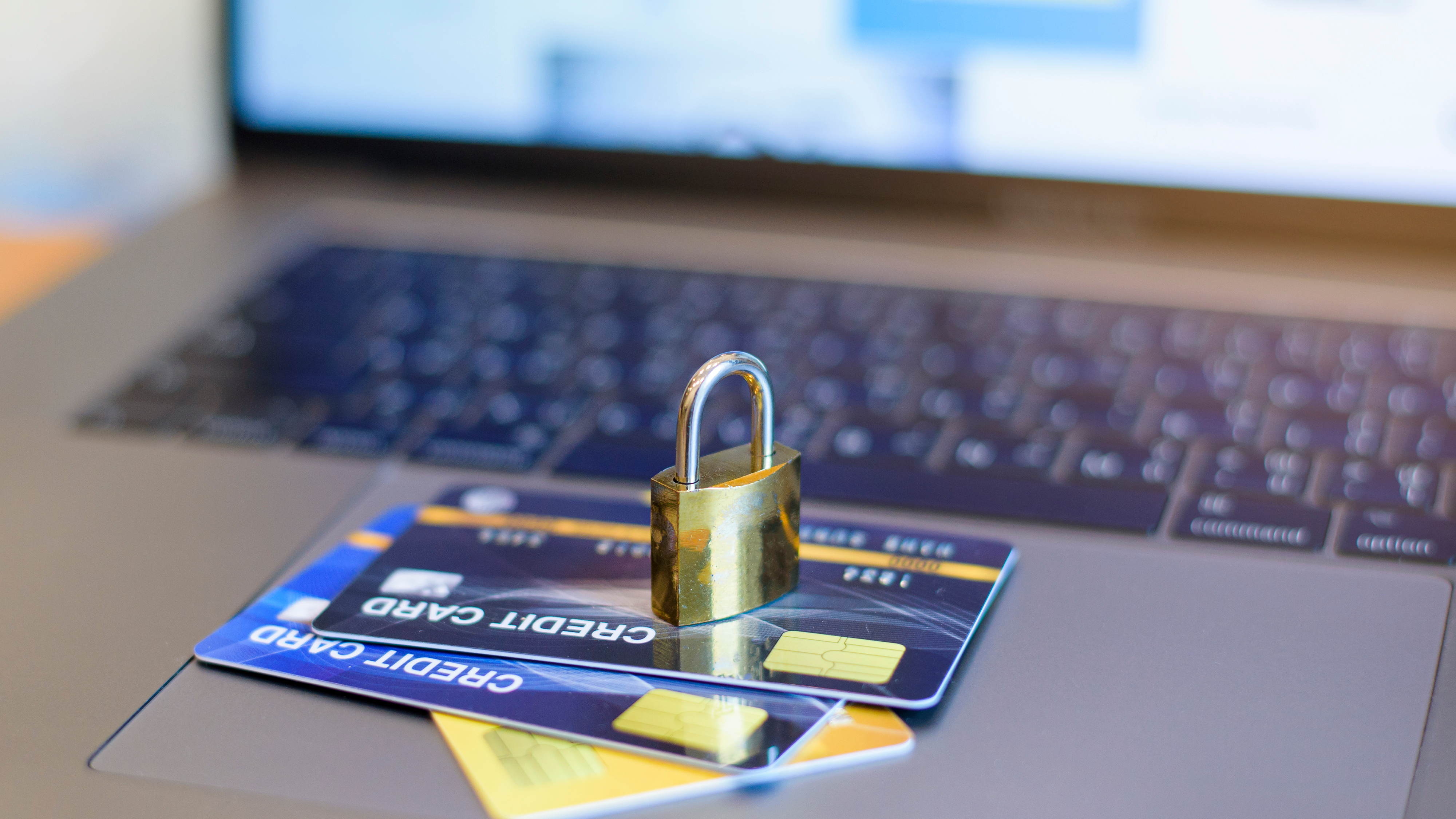 Cartes bancaires avec cadenas