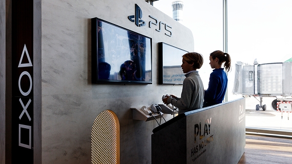 Deux enfants jouant à la PS5 dans le terminal