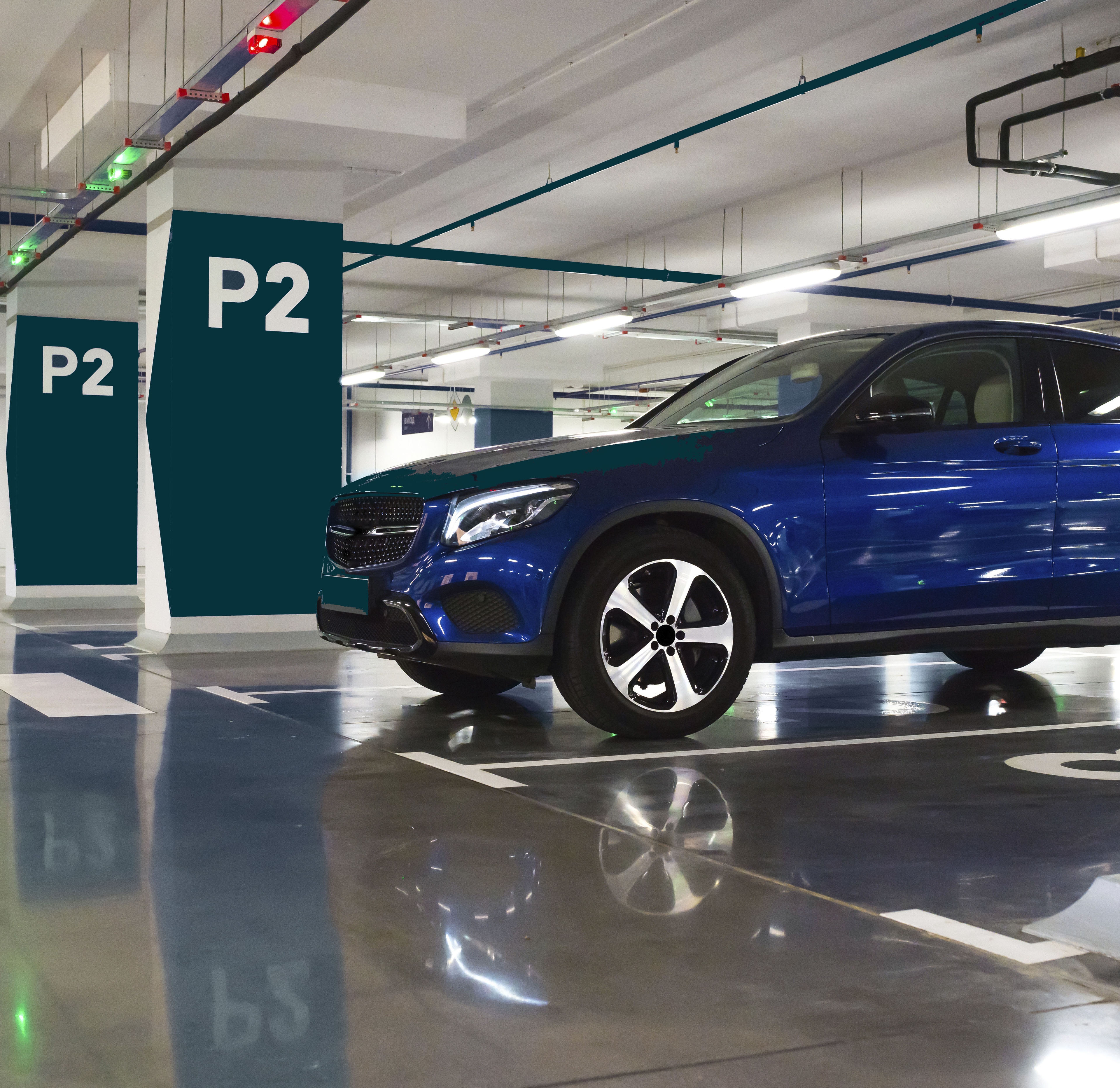 Voiture bleue dans parking