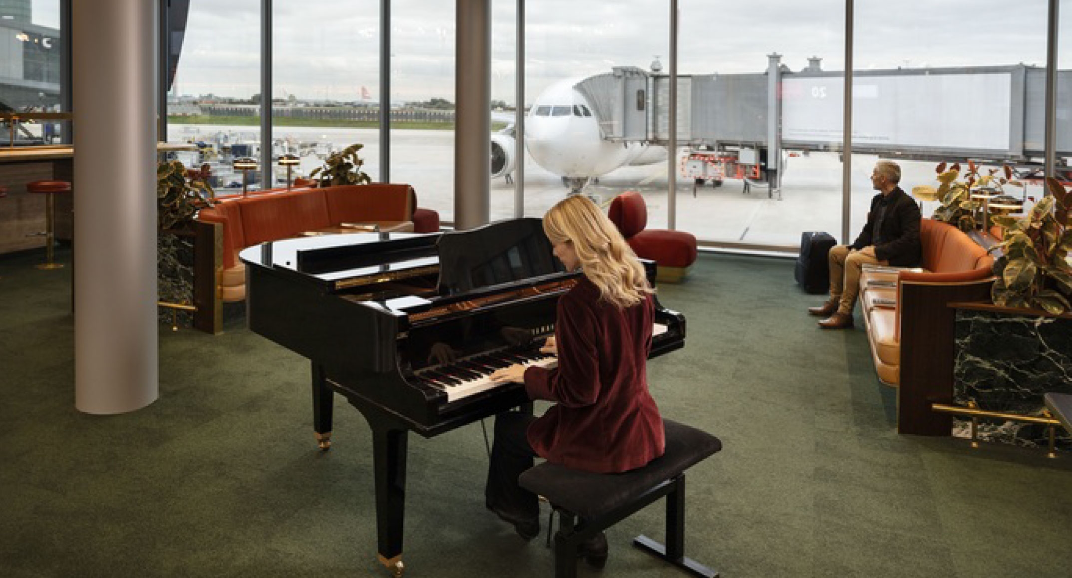 Femme qui joue du piano à l'aéroport