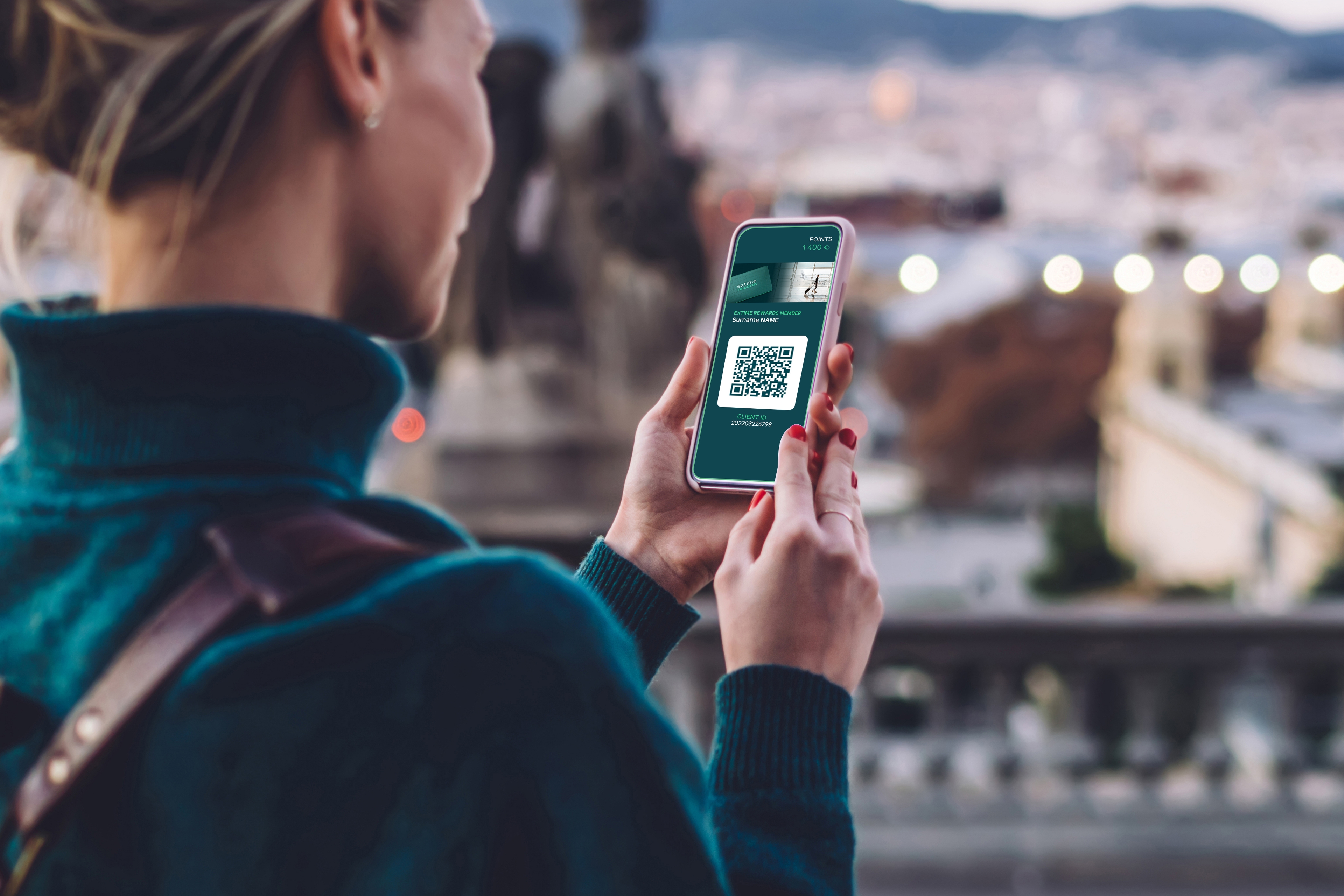 Femme consultant son compte fidélité Extime Rewards