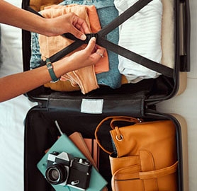 Hands who close a bagage