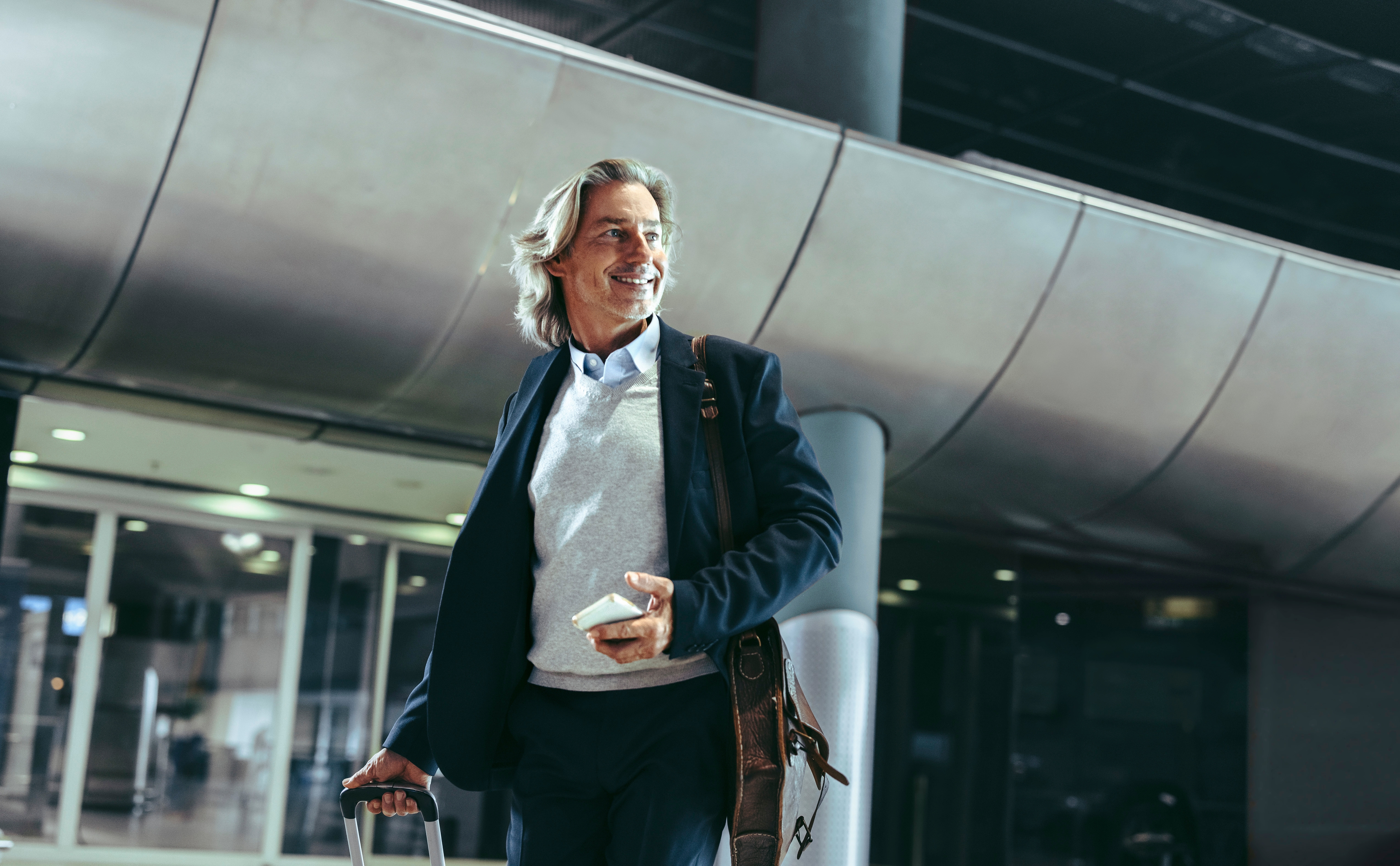Homme dans l'aéroport