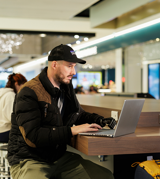 Passager à l'espace de travail en zone commerciale, Liaison AC, Terminal 2, Paris-Charles de Gaulle