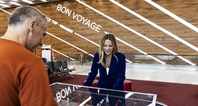 Passagers qui jouent au babyfoot