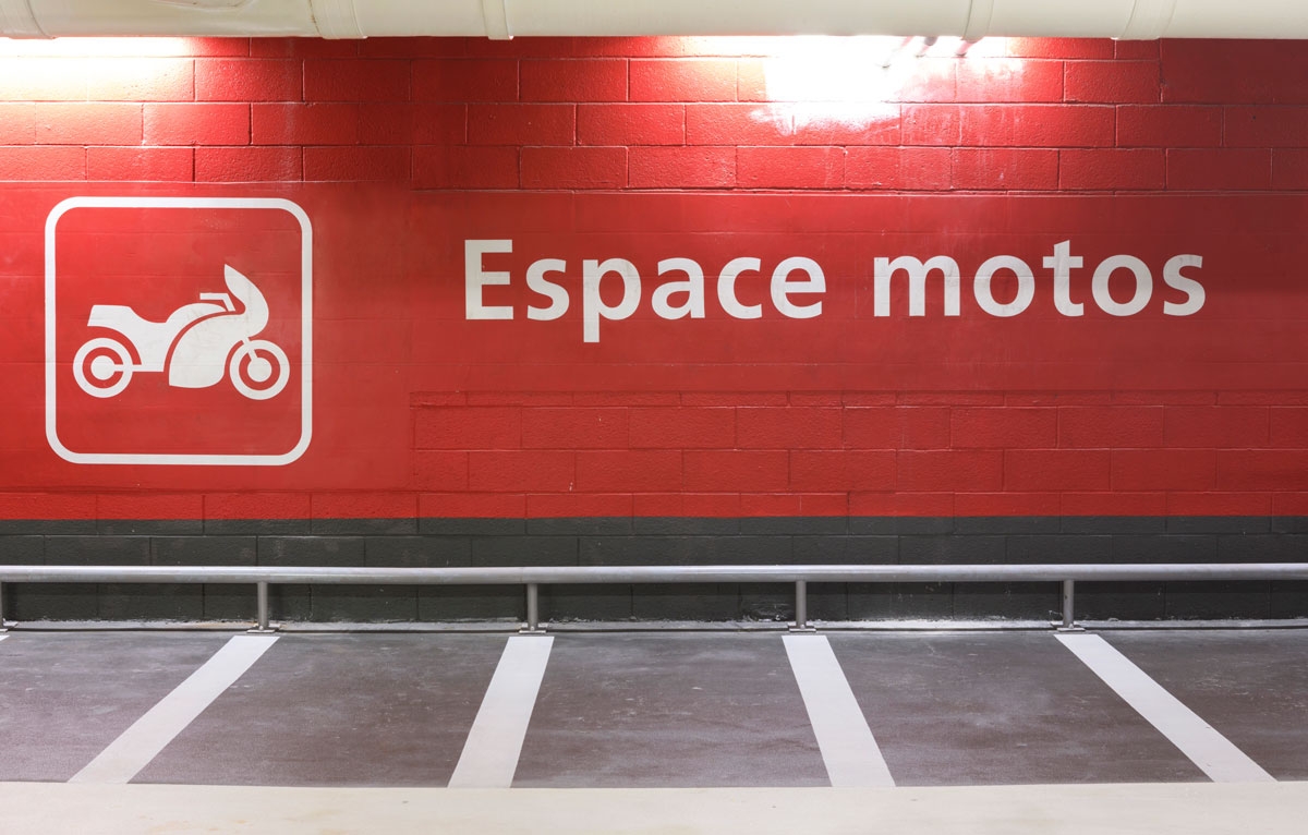 area rouge dédiée aux motos au parking officiel de Paris Aéroport