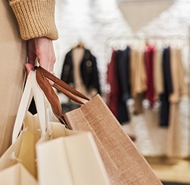 Main qui porte des sacs de shopping