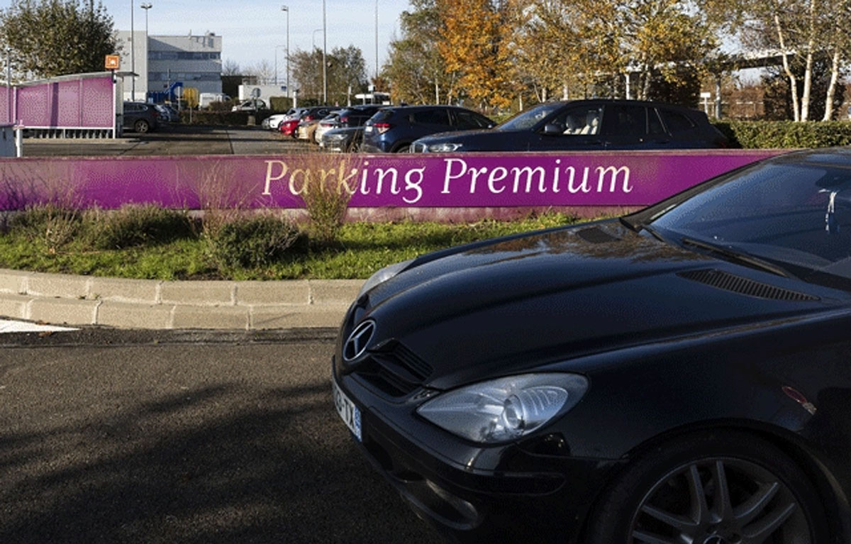 Une voiture noire se dirige au parking premium officiel Paris Aéroport