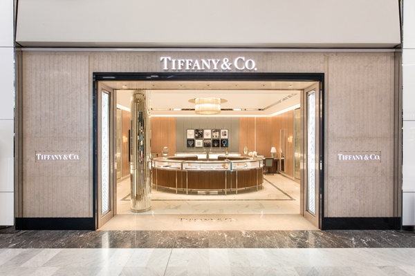 Tiffany devanture boutique CDG2E HALL M.jpg