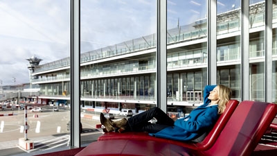 Femme se relaxant sur fauteuil rouge